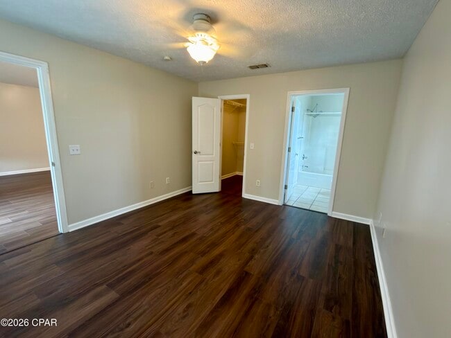 Building Photo - 425 Dolphin Dr