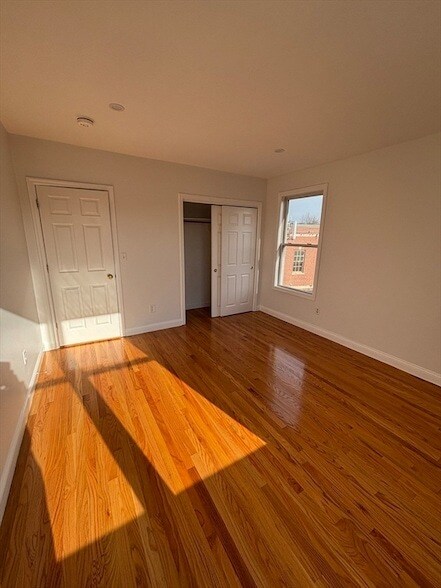 Building Photo - 554 Main St