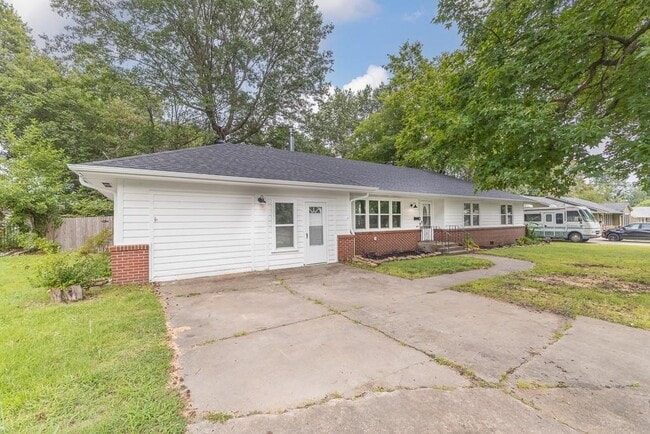 Building Photo - 301 Michael St