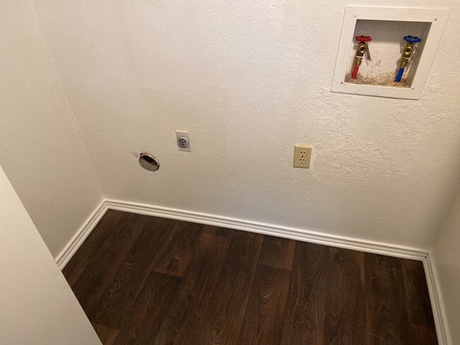 Building Photo - Cozy duplex 2/2/1 in Fort Worth