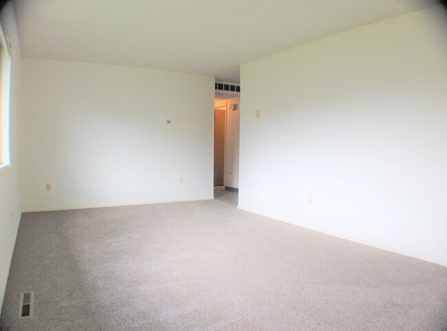 Building Photo - Spacious and charming conveniently located...