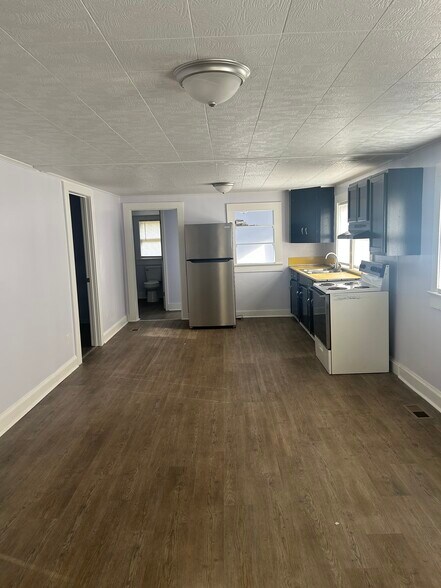 Kitchen/Living room open floor plan - 122 Ross St