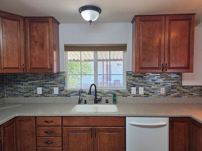 Building Photo - STUNNING PROPERTY-3 bedroom/2 bath Manufacture home in Central Bullhead City