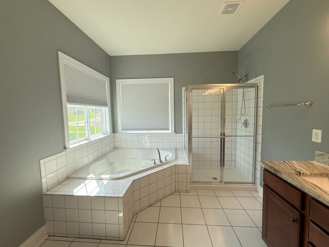Building Photo - Spacious 4 Bed 3.5 Bath Home in Round Hill VA For Rent!