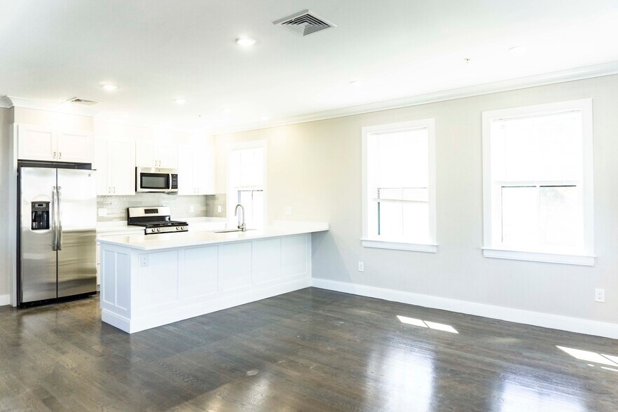 Building Photo - 79 Linden St