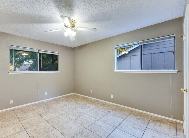 Building Photo - North Austin Duplex 2 Bedroom with a Large Yard!