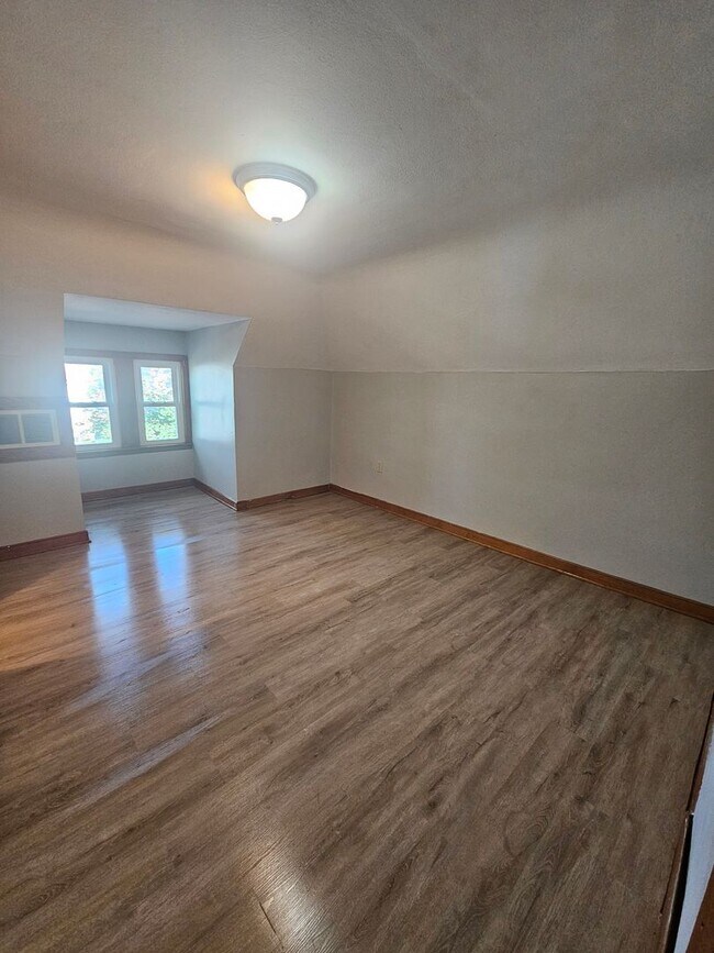 Building Photo - 1-603 1/2 N Superior Ave