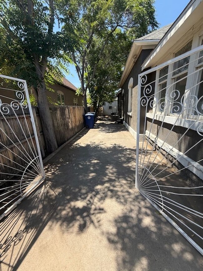 Building Photo - Close to Downtown Beautiful 2 bed 1 bath