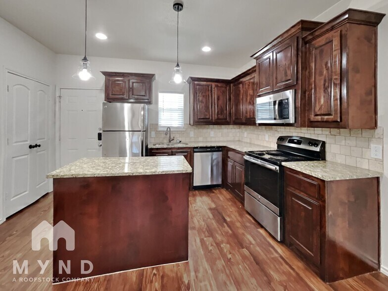 Building Photo - 606 Picnic Ct