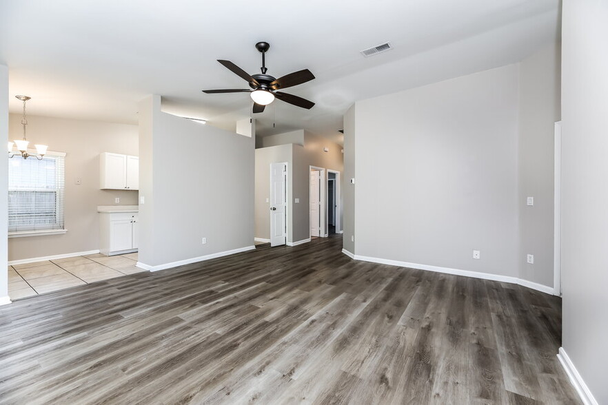 Building Photo - 7619 Pimmit Hills Dr