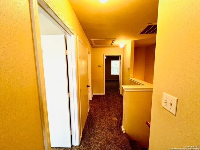 Building Photo - Beautiful Town Home in the Heart of San An...