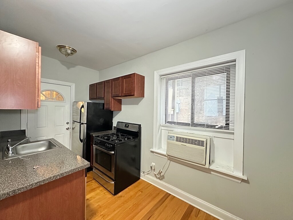 Building Photo - 3737 N Pine Grove Ave