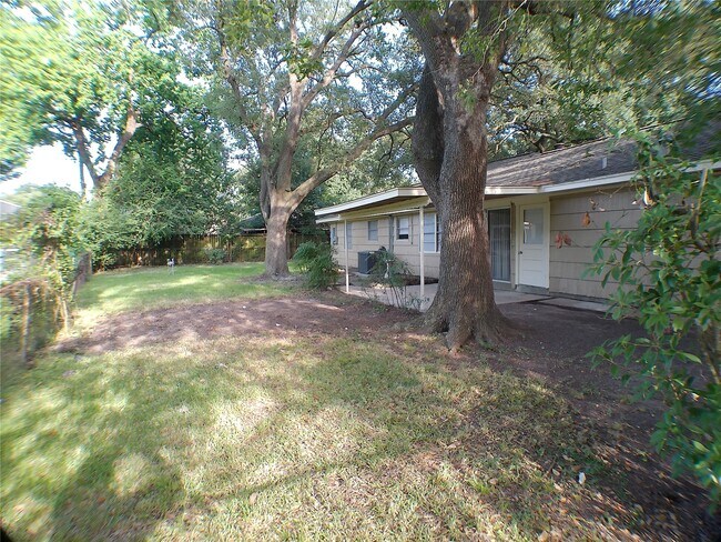 Building Photo - 601 Fresa Rd