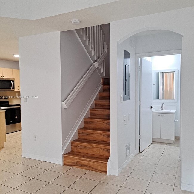 Building Photo - 642 SW 106th Ave