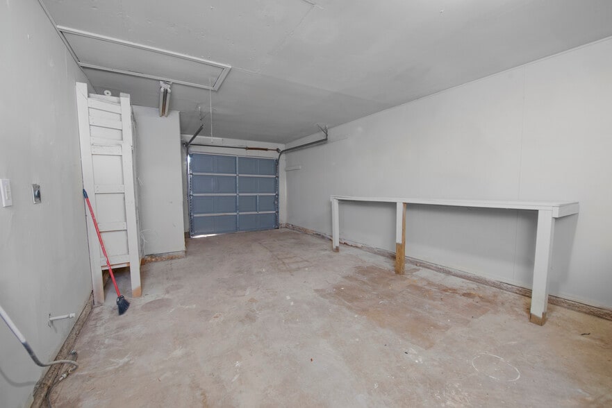 Building Photo - 1404 N Nail Pky