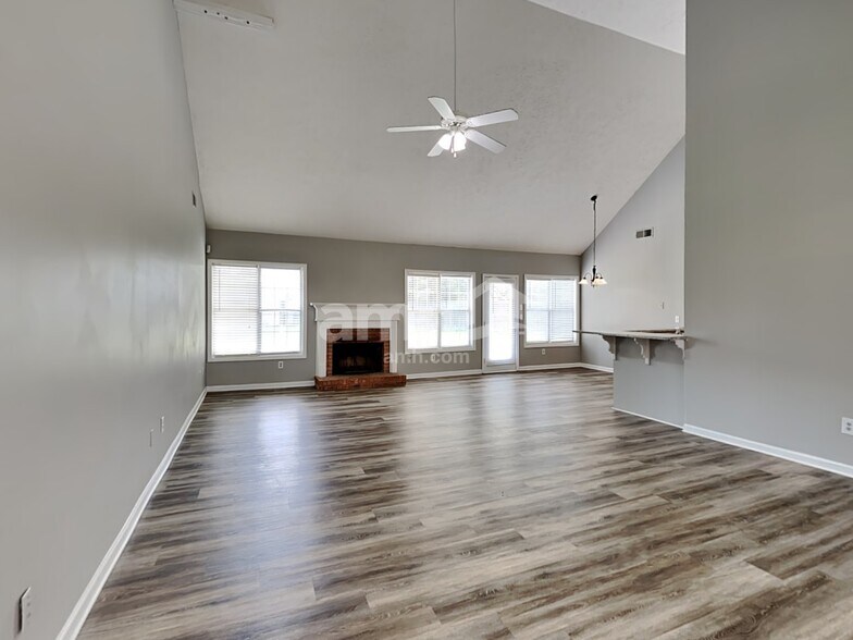 Building Photo - 2025 Graybrook Dr