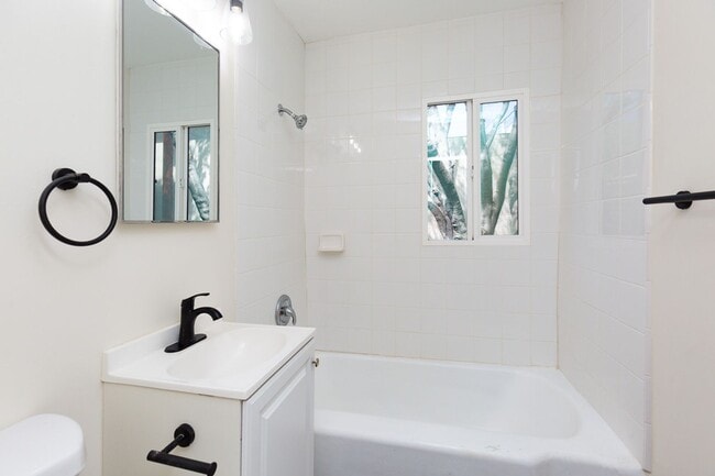 Building Photo - 1 bed, 1 bath - South Mission Hills neighborhood