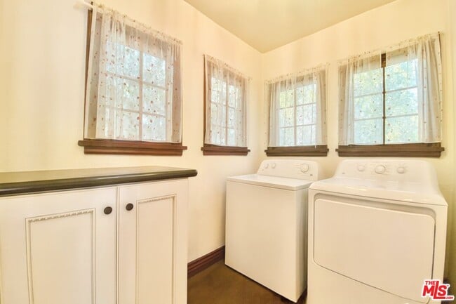 Building Photo - 753 S Ogden Dr