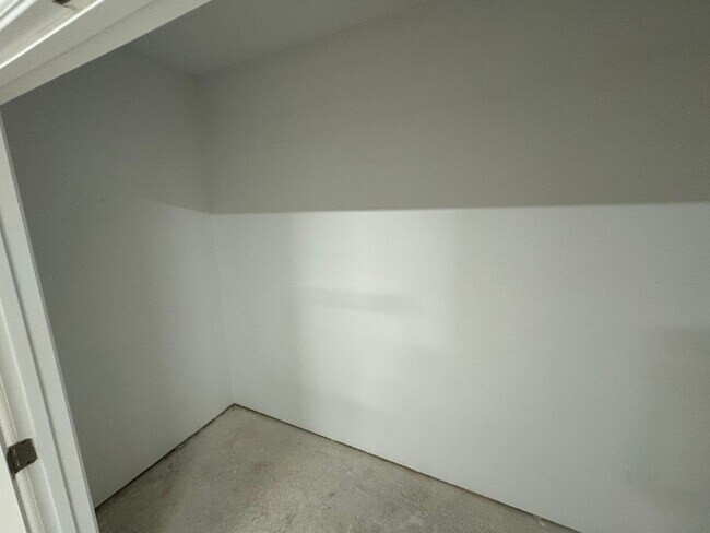 Building Photo - PEASTER ISD - HIGH CEILINGS - NO WATER BILL