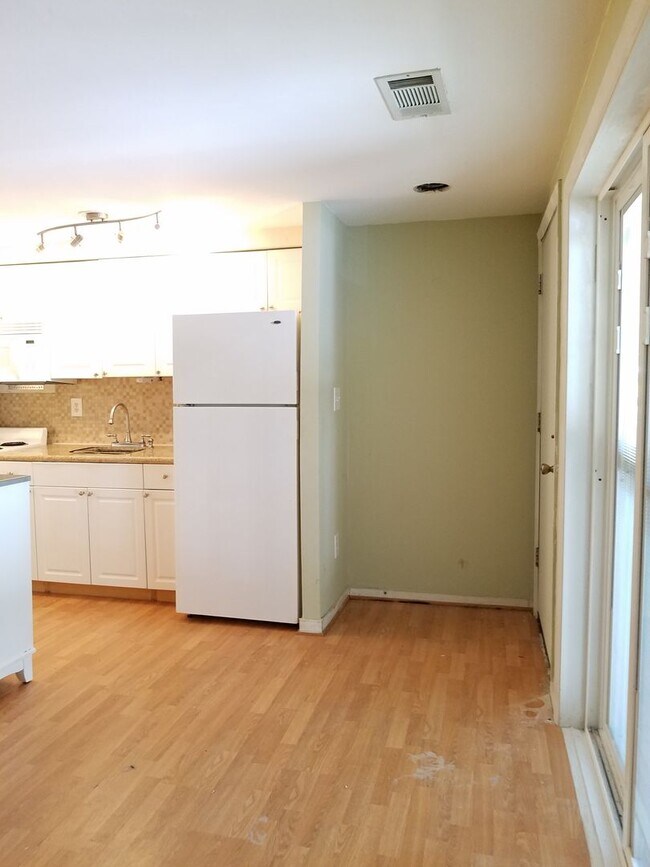 Building Photo - Adorable  second level Studio Condo available mid September!