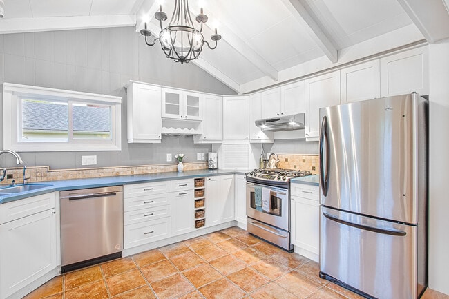 Building Photo - Charming 2-Bedroom Main Floor Home in South Minneapolis