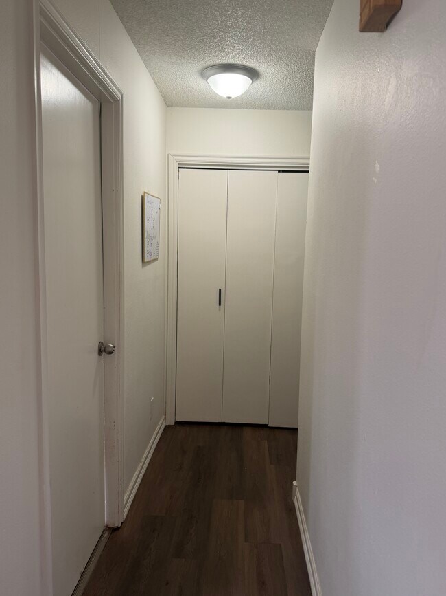 Building Photo - 927 E Krayler Ave