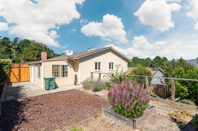 Building Photo - 2280 Rollingwood Dr