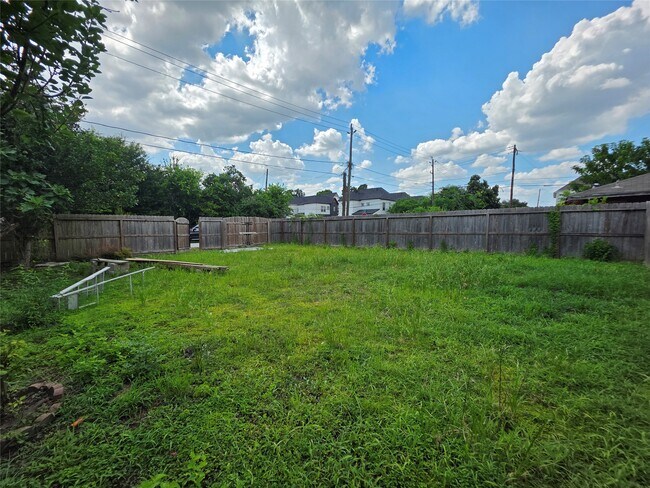 Building Photo - 4105 Rutland St