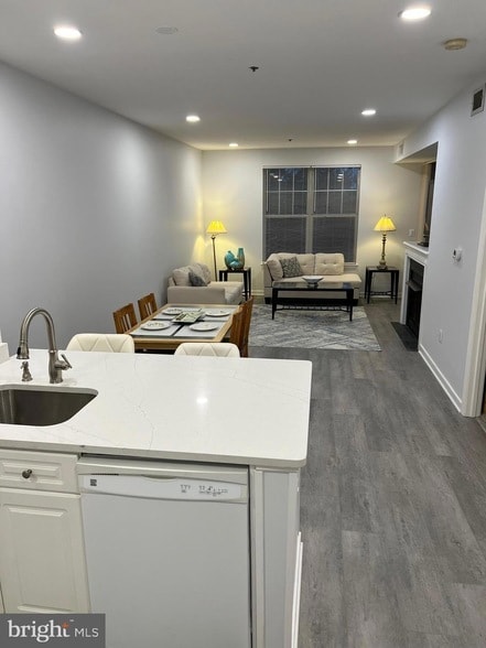 Building Photo - 1625 International Dr