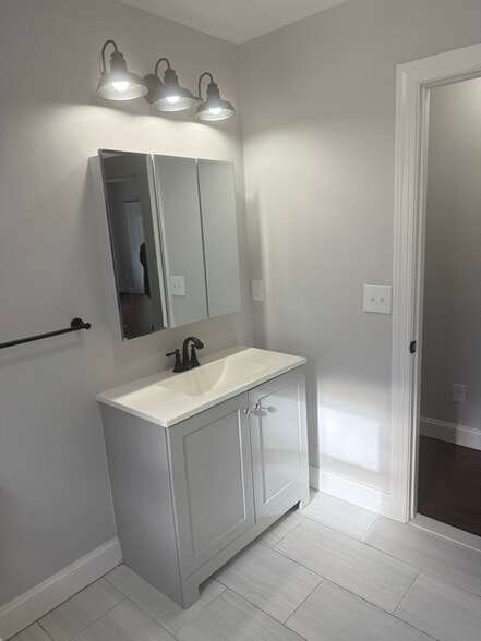 Building Photo - 393 Grove St