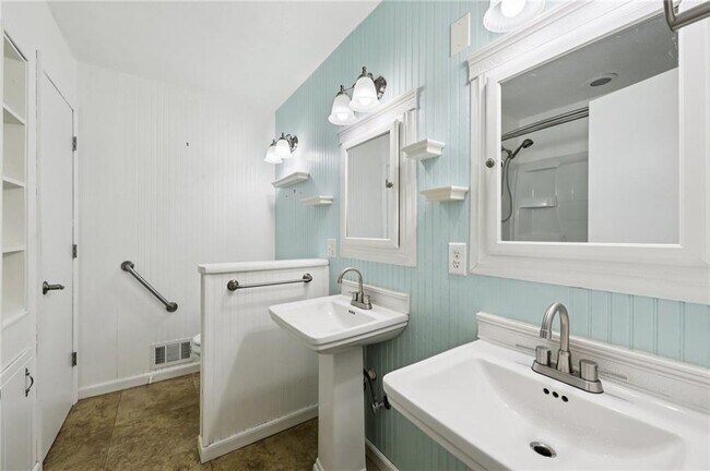 Building Photo - 182 Oak Forest Dr