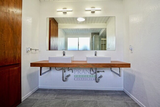 Building Photo - 955 Las Ovejas Ave