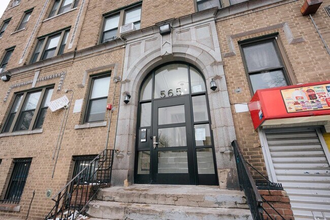 Building Photo - 565 Bergen Ave