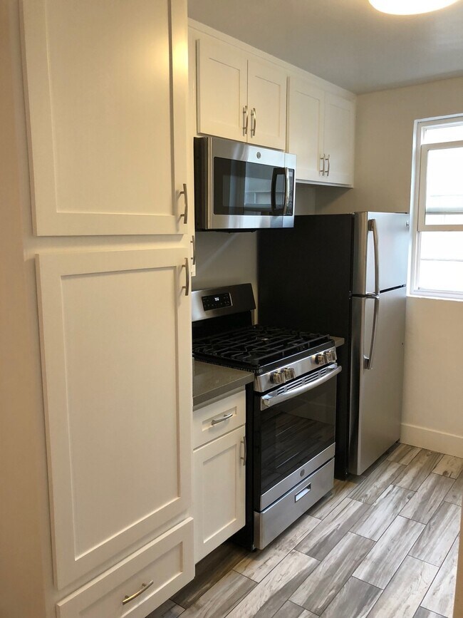 Building Photo - RENOVATED 1 BDRM-HARDWOOD FL,STAINLESS STE...