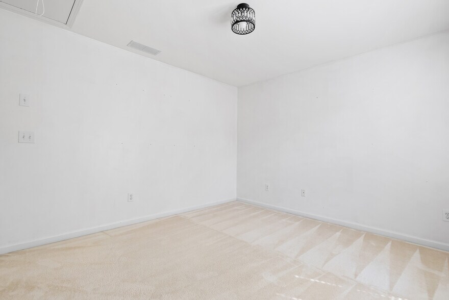 Building Photo - 847 Edgeley Ln