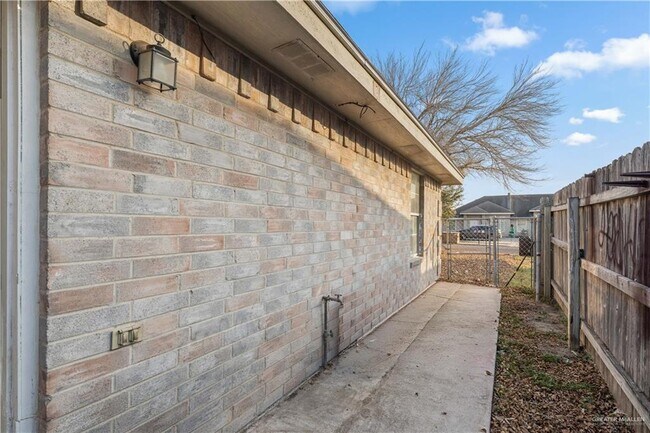 Building Photo - 14 West Dr