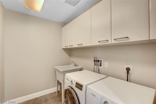 Building Photo - 222 E Karen Ave