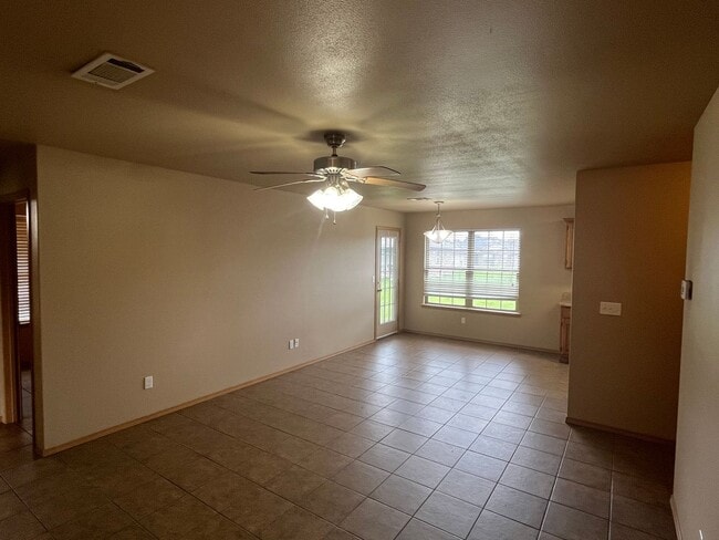 Building Photo - 1528 E 11th Cove