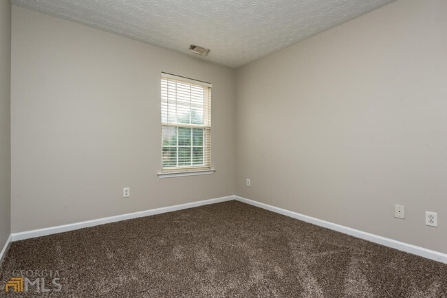 Building Photo - 246 Village Square Dr