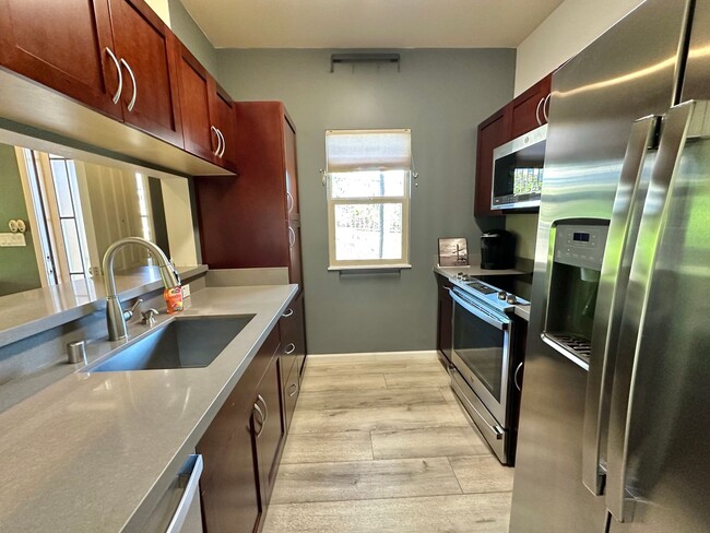 Building Photo - Newly Renovated 3 Bedroom / 2 Bathroom sin...