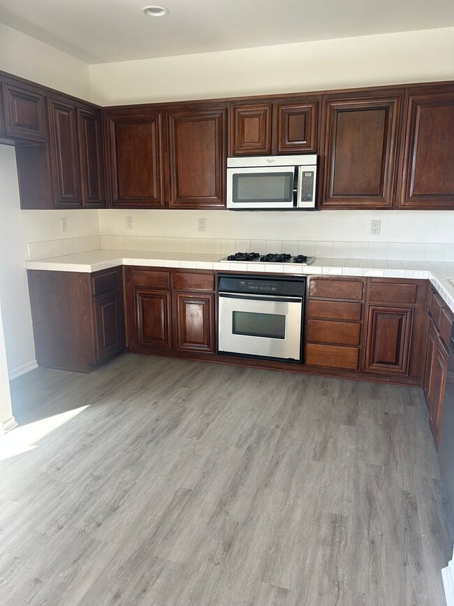 Building Photo - 4BR/2.5BA Townhouse with a view