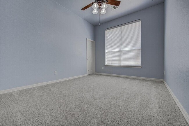 Building Photo - 2785 Lake Forest Dr