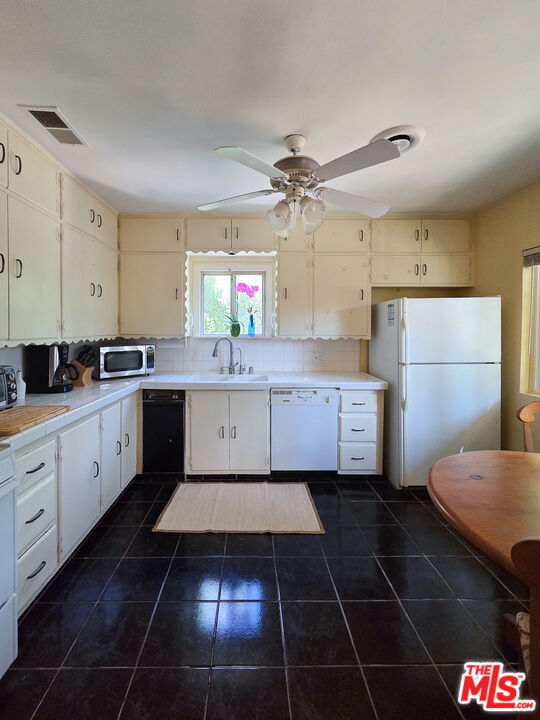 Building Photo - 14135 Hatteras St