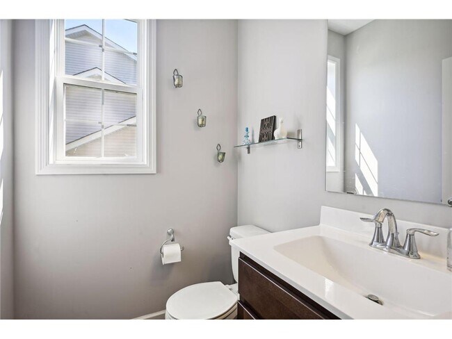 Building Photo - 6303 Jensen Ave S