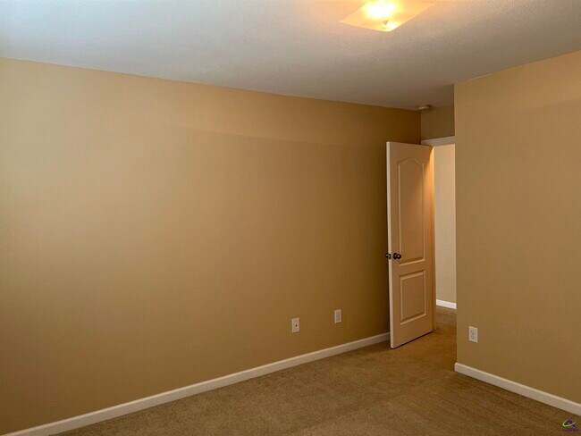 Building Photo - 120 Magnum Way