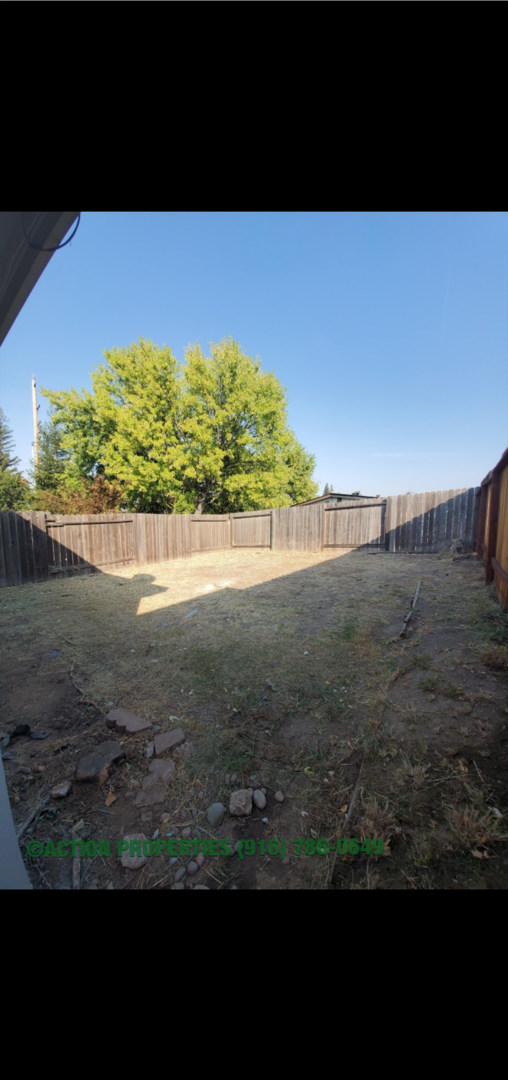 Building Photo - Roseville 2 Bedroom Duplex, New Carpet, Central Heat and Air, Large Fenced Yard