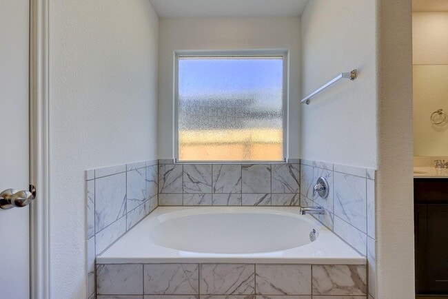 Building Photo - 618 Waterway Ave