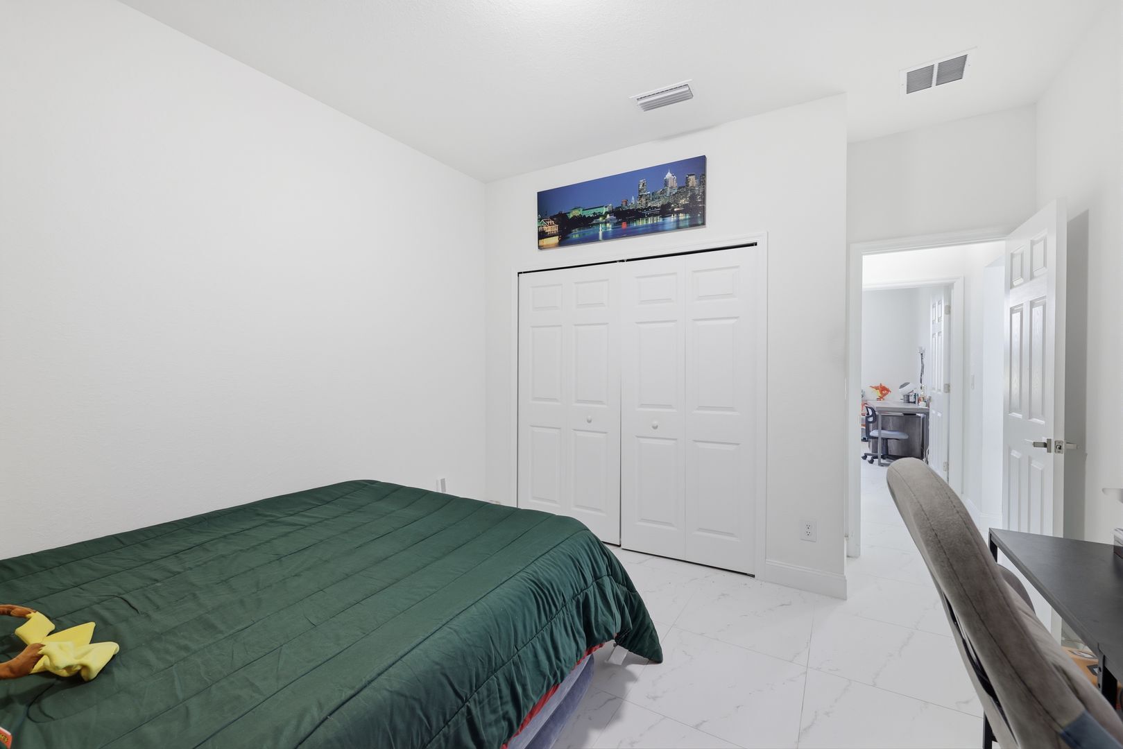 Building Photo - Newer 3/2 home all tile