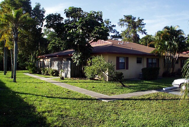 Building Photo - Town Square Villas