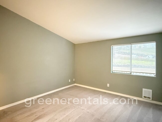 Building Photo - 2BR/1.5BA 3rd Floor Condo Overlooking Sinclair Inlet